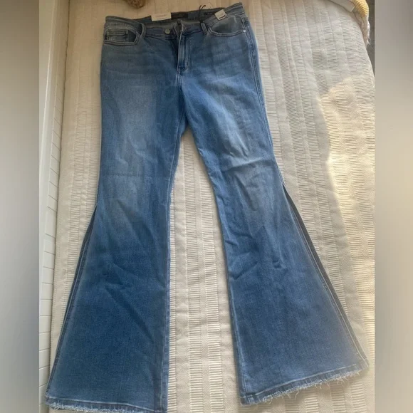 Judy Blue Mid Rise Medium Wash Peak-A-Boo Hem Slit Flare Jeans - Picture 7 of 12